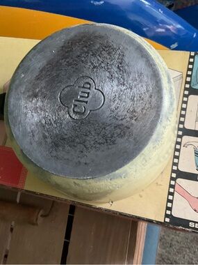 The retro club cookware pan